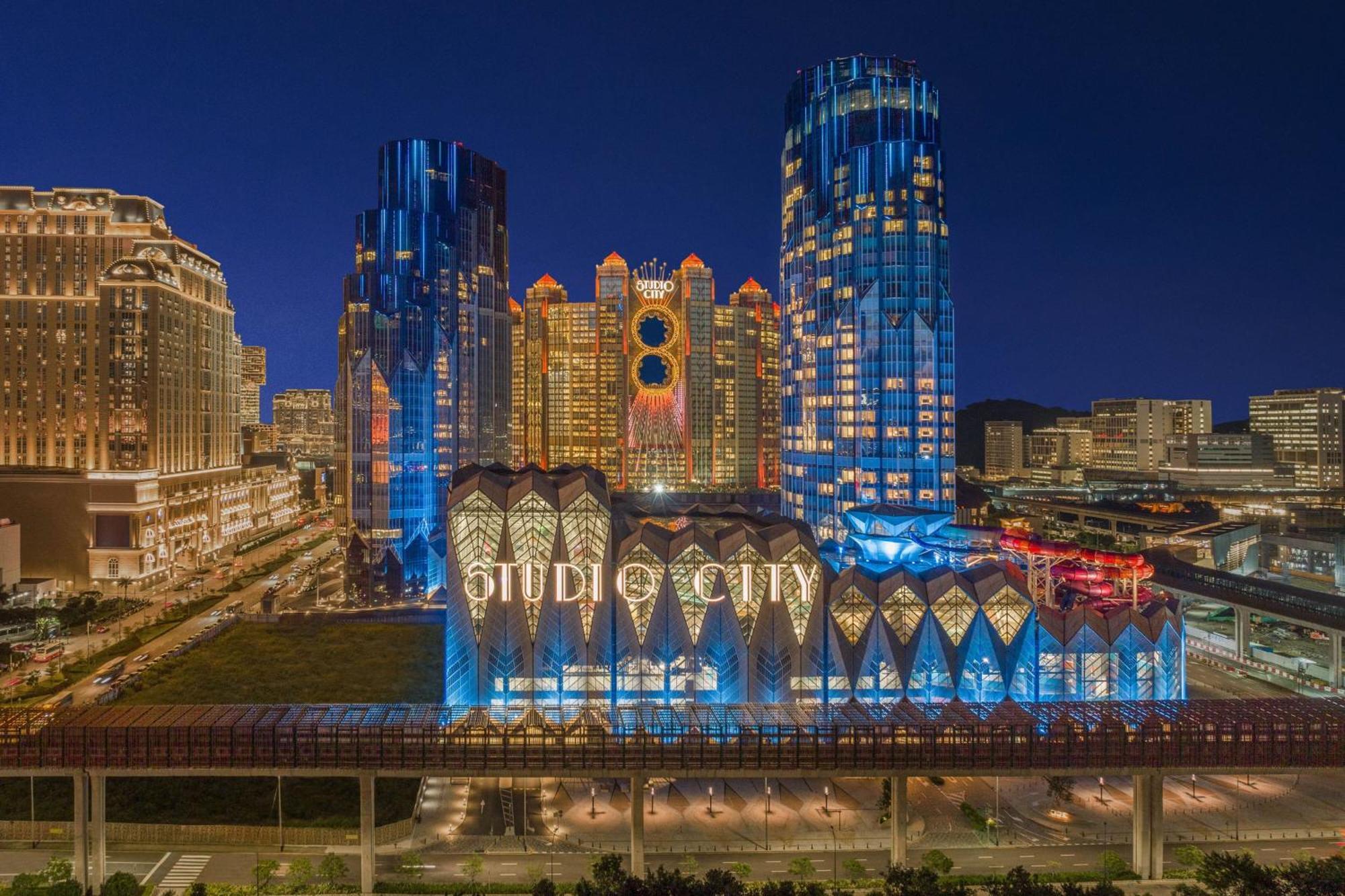 W Macau - Studio City Exterior foto The complex at night